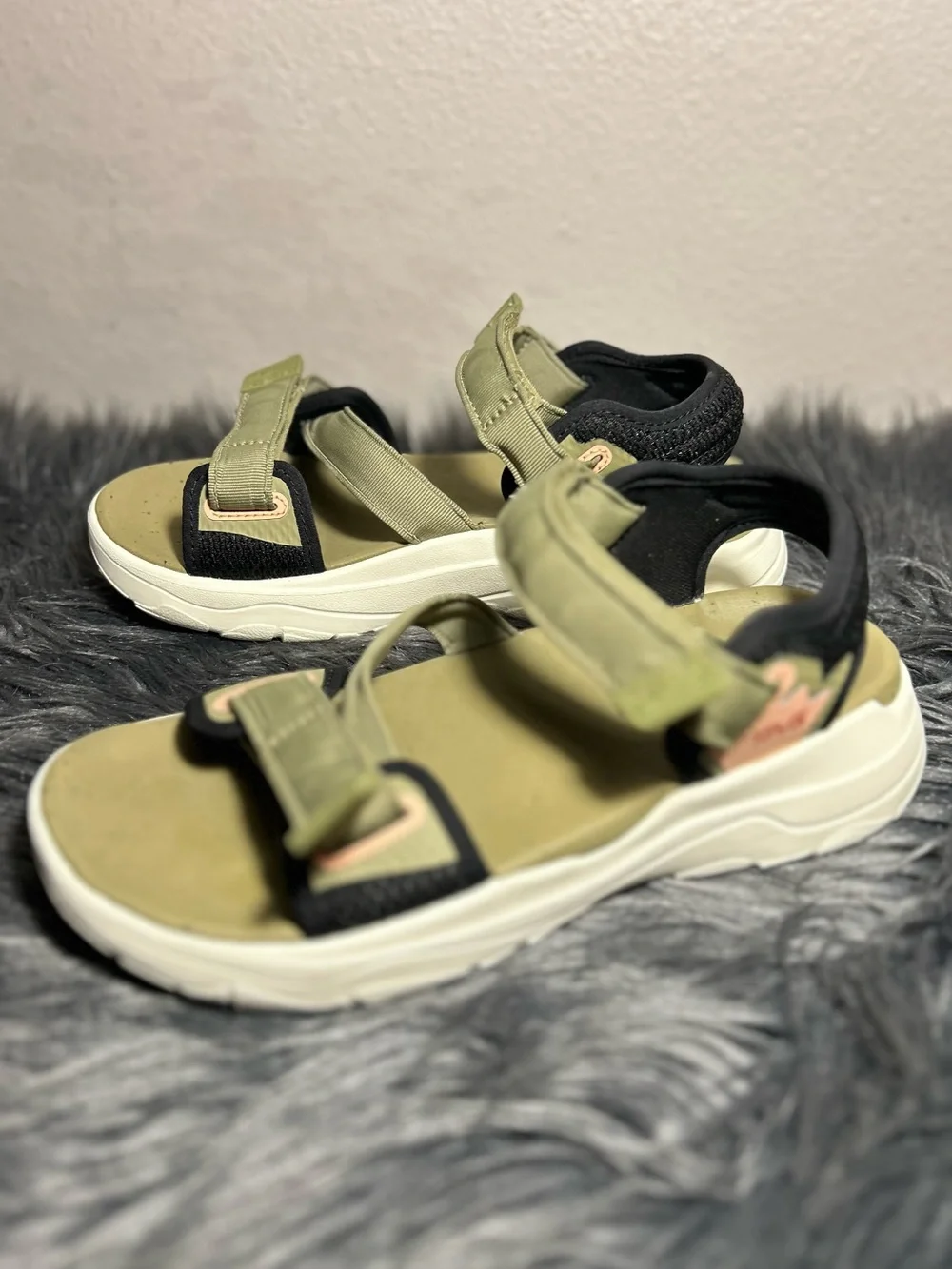 Teva MEN'S ZYMIC Olive and Cream Sport Sandals Black Accents Size 7